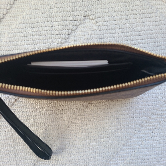 NWT Coach Corner Zip Wristlet - Picture 3 of 3